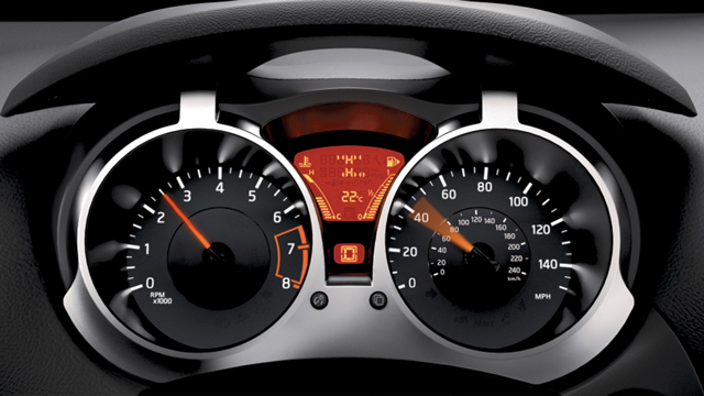 2017 Nissan JUKE Speedometer and Tachometer gauges